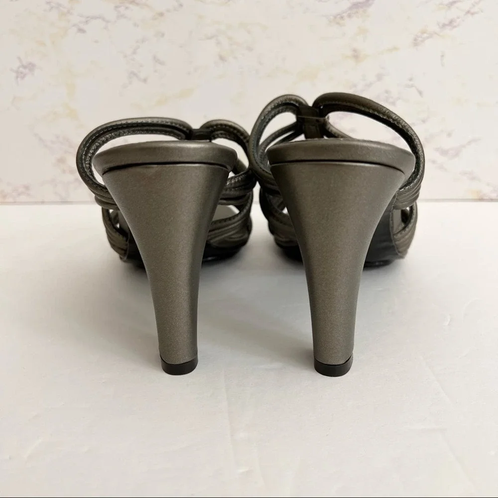 Bandolino Heels Slip On Sandals Dark Pewter Silver Accents Leather/Metal‎ Upper